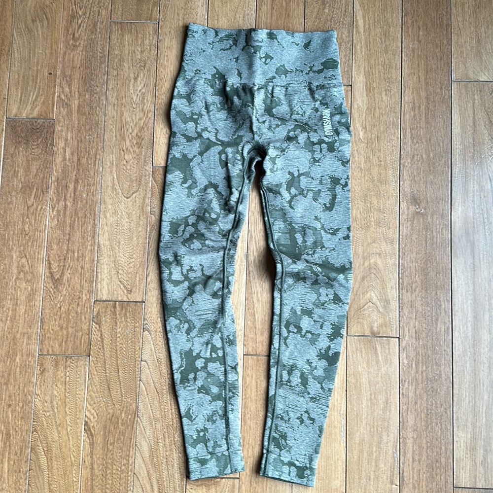 EUC Gymshark Olive Green Camo Adapt XS full length no front seam w/scrunch butt